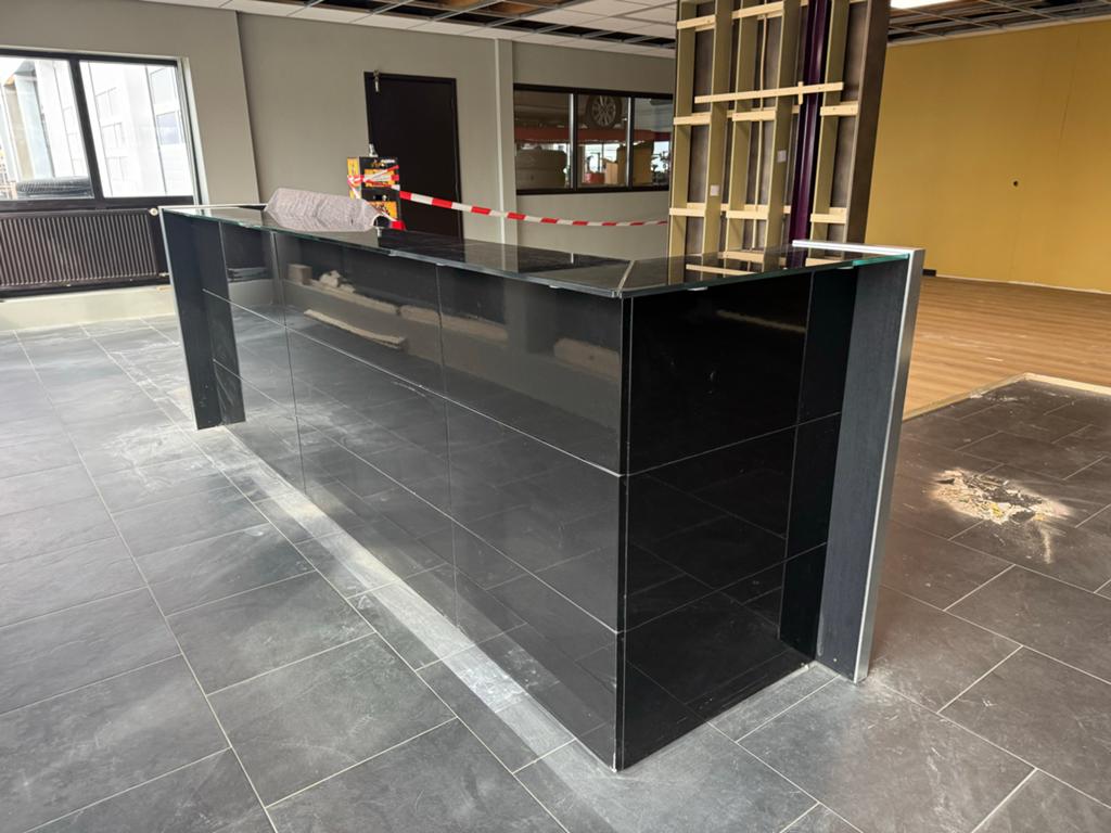 Moderne zwarte balie met glazen blad, Ophalen, Zo goed als nieuw