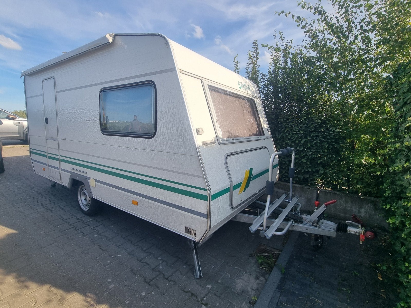 Zeer nette Eifelland – 4/5 slaapplaatsen – veel bergruimte, Vast bed, Schokbreker, Treinzit, 750 - 1000 kg