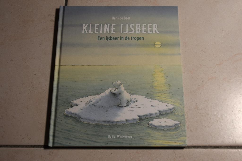 Een ijsbeer in de tropen / Hans de Beer, Boeken, Ophalen of Verzenden, Zo goed als nieuw, Fictie algemeen, Voorleesboek