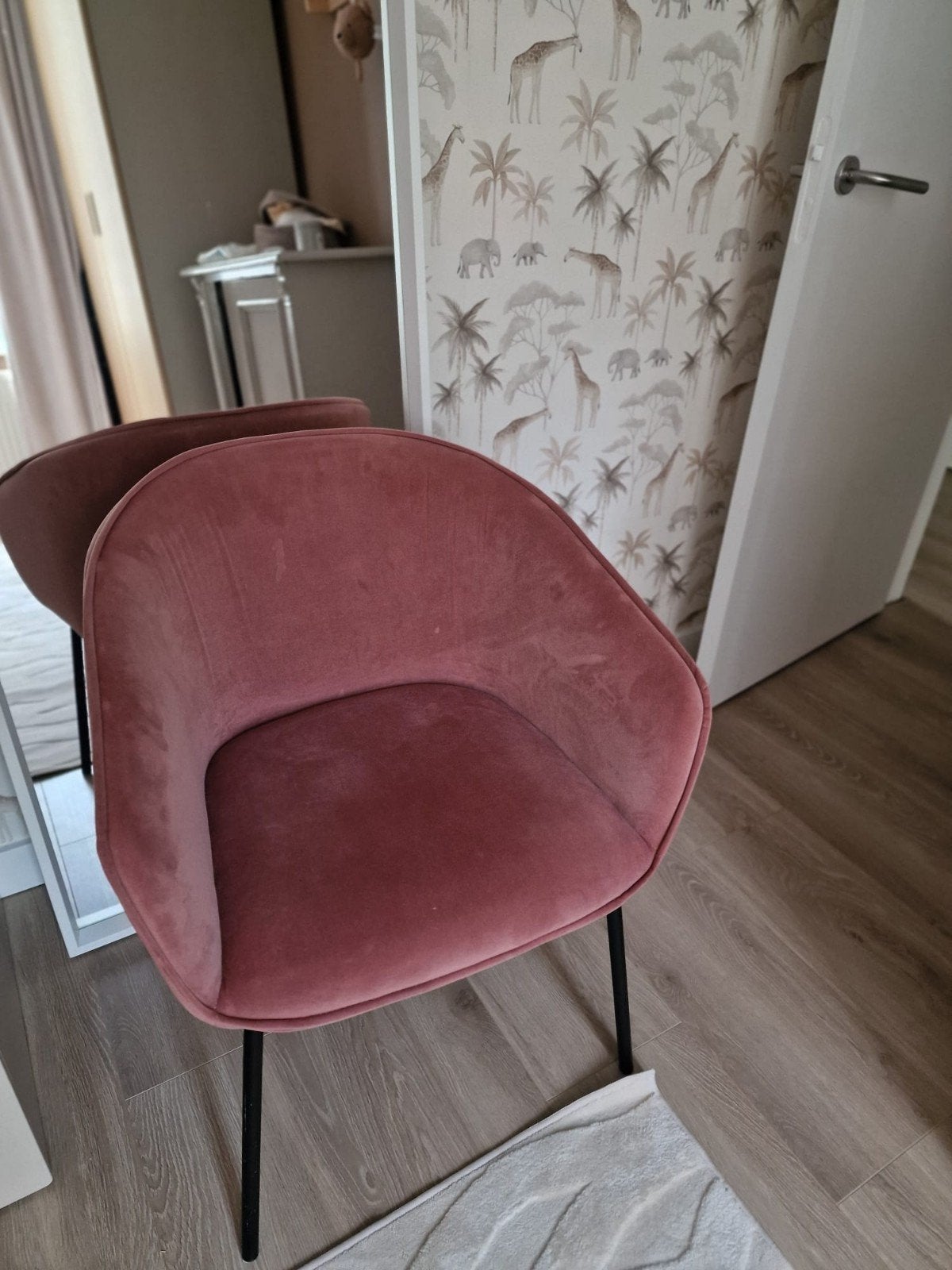 Roze stoel - Comfortabele fauteuil in velours, Ophalen, Overige kleuren, Zo goed als nieuw, Stof