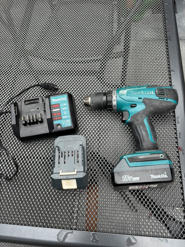 Makita DF457D accuboormachine + 2 accu's en oplader