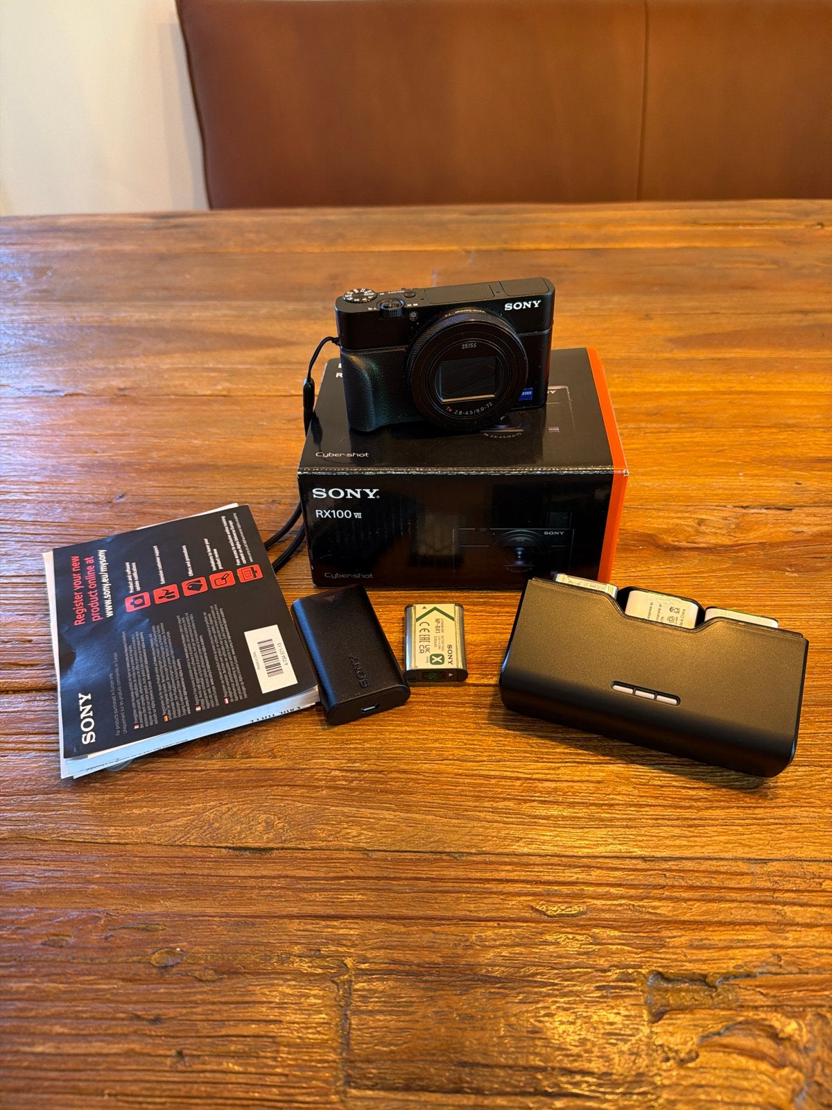 Sony  RX100 VII + extra Accu’s uit 2025, Ingebouwde flitser, Ophalen of Verzenden, Zo goed als nieuw, Compactcamera