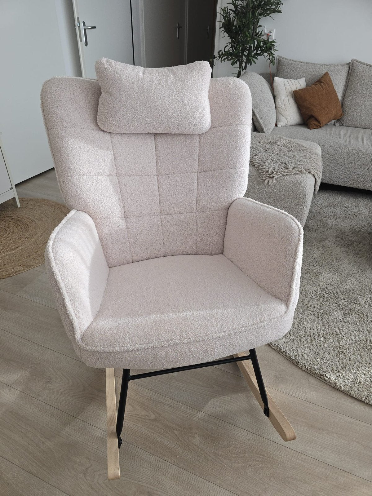 Prachtige beige schommelstoel – ideaal voor babykamer, Huis en Inrichting, Fauteuils, Ophalen, Zo goed als nieuw, 50 tot 75 cm
