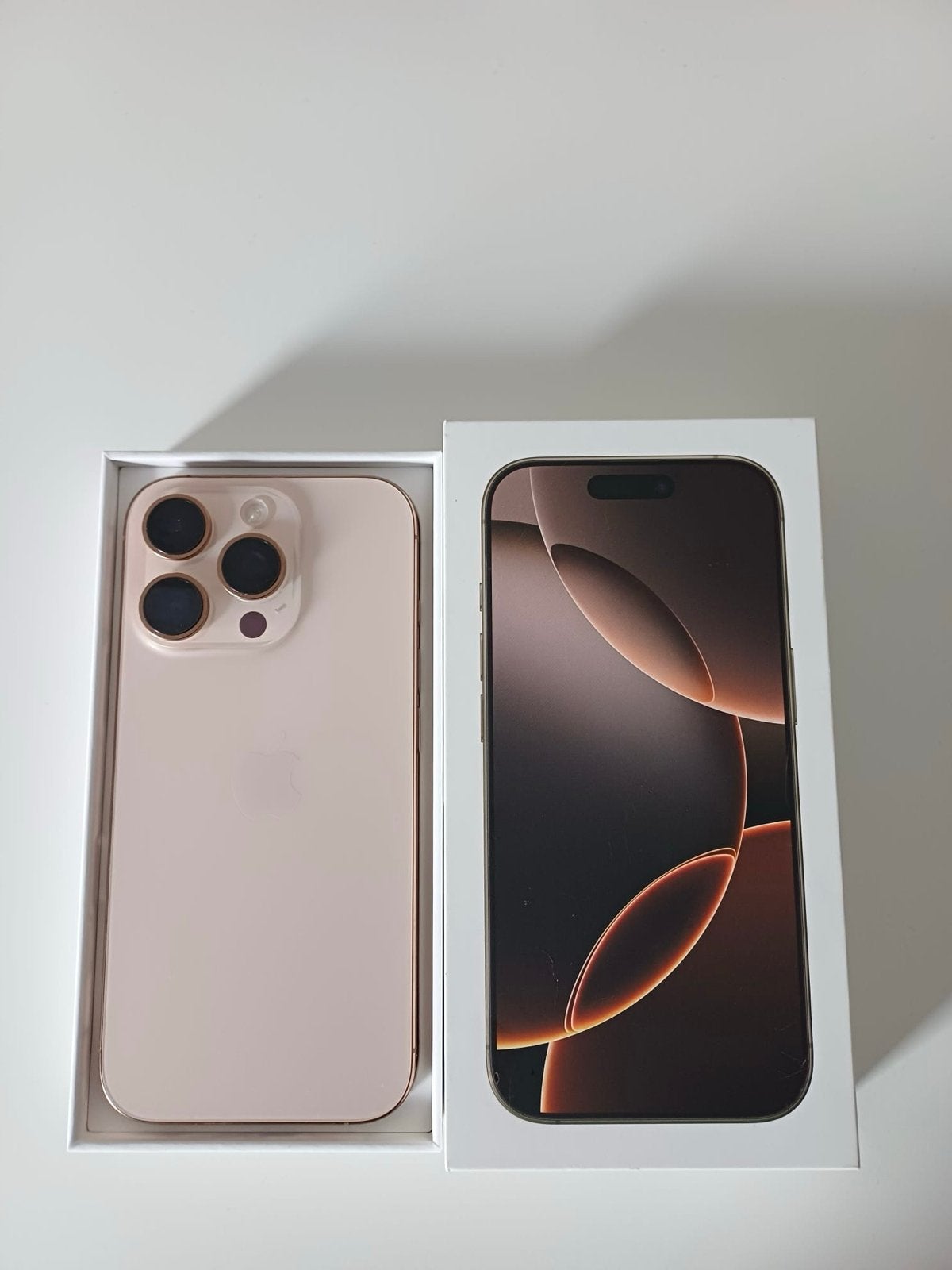 Apple iPhone 16 Pro 128GB - Desert Titanium, Telecommunicatie, 128 GB, Zo goed als nieuw, 82 %, Zonder simlock
