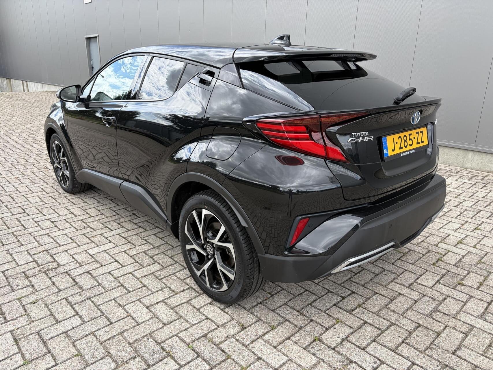 Toyota C-HR 2.0 Hybrid First Edition Dealer OH|Carplay|Facel, Euro 6, 4 cilinders, Met garantie (alle), Zwart