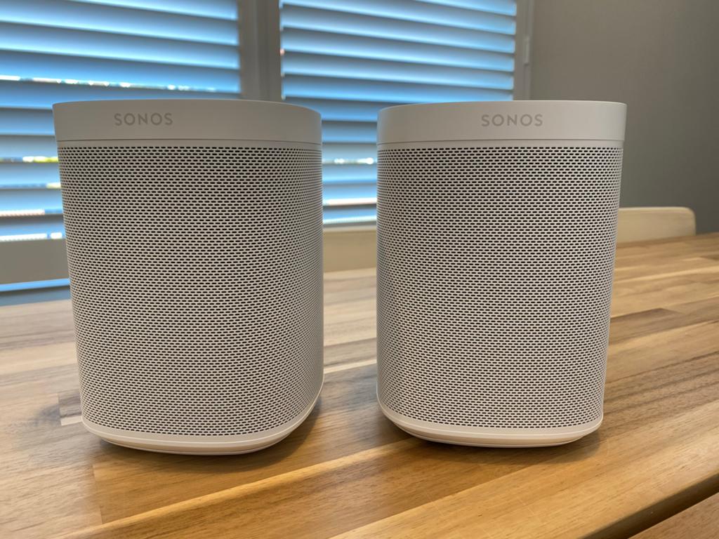 Witte Sonos speakers met beugels, Audio, Tv en Foto, Luidsprekers, Onbekend, Ophalen of Verzenden, Zo goed als nieuw, Sonos