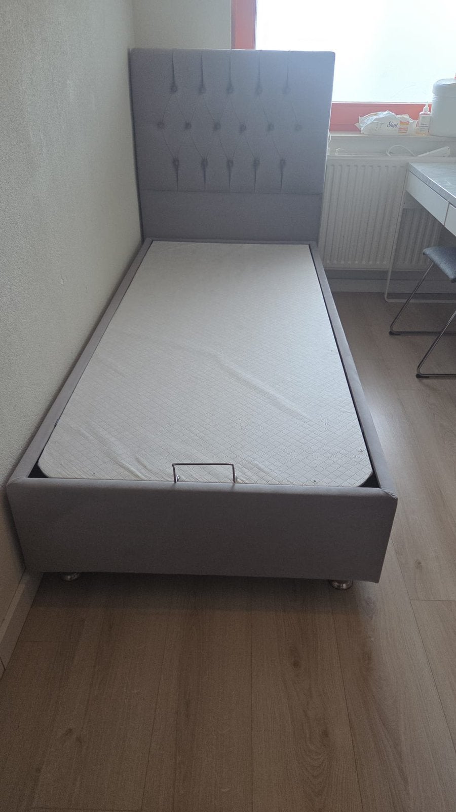 Bed (zonder matras), Ophalen, 90 cm, Eenpersoons, Zo goed als nieuw