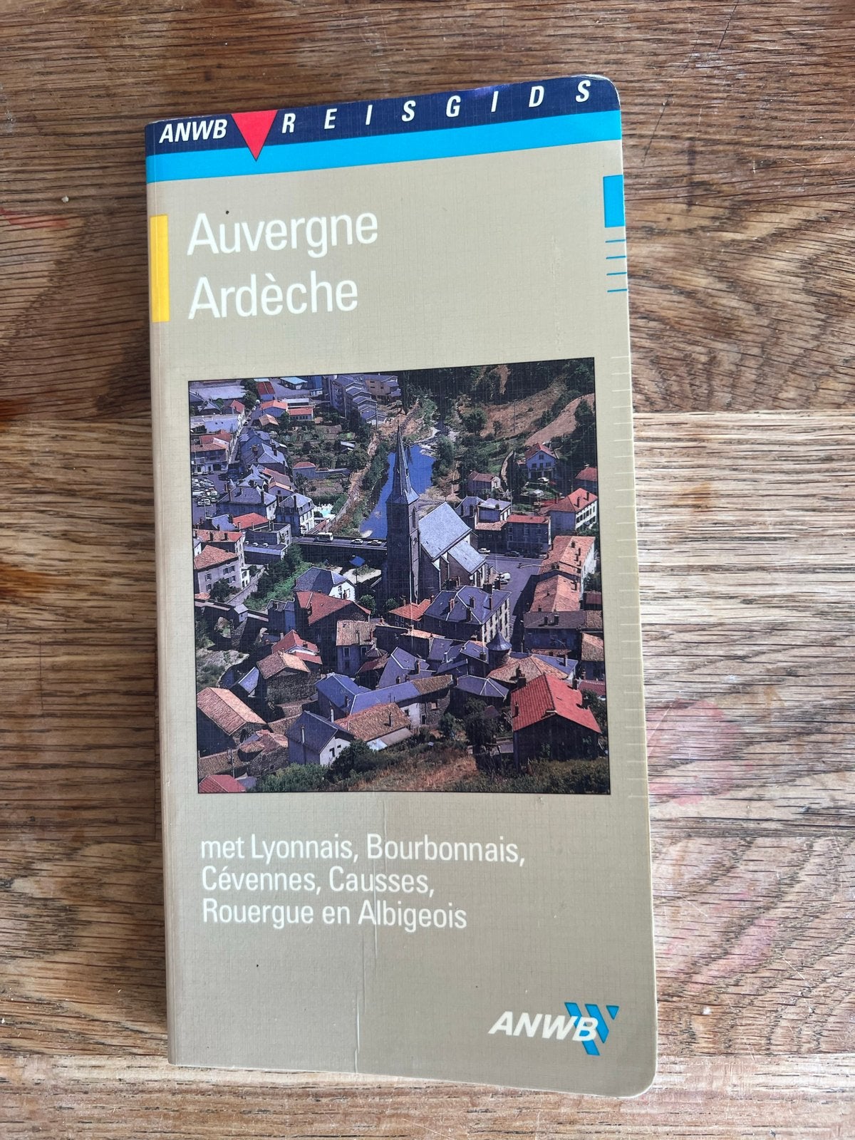 ANWB Reisgids Auvergne Ardèche (ISBN 9789018003432), Boeken, Gelezen, Europa, Ophalen of Verzenden, Reisgids of -boek