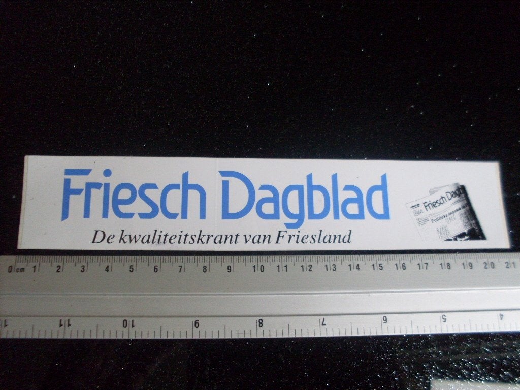 sticker Friesch Dagblad kwaliteits krant van friesland, Verzamelen, Stickers, Verzenden, Zo goed als nieuw, Bedrijf of Vereniging