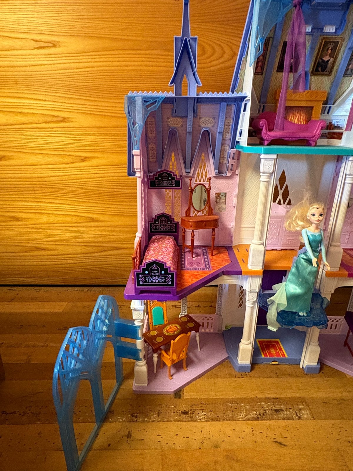 Disney Frozen 2 Arendelle Kasteel Poppenhuis met Elsa Pop, Ophalen of Verzenden, Zo goed als nieuw, Poppenhuis