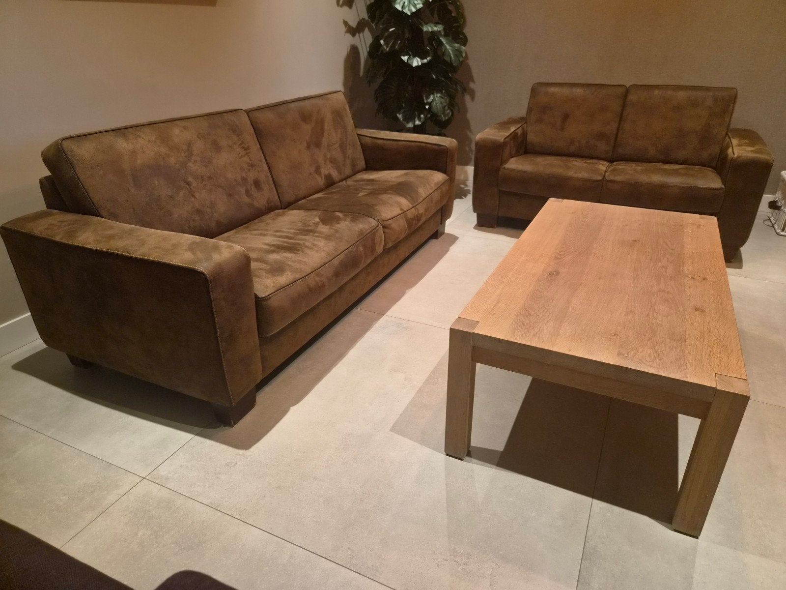 Comfortabele bruine 3-zitsbank, 2,5-zitsbank en salontafel, Huis en Inrichting, Ophalen, Gebruikt, 200 cm of meer, Modern, Comfortabel