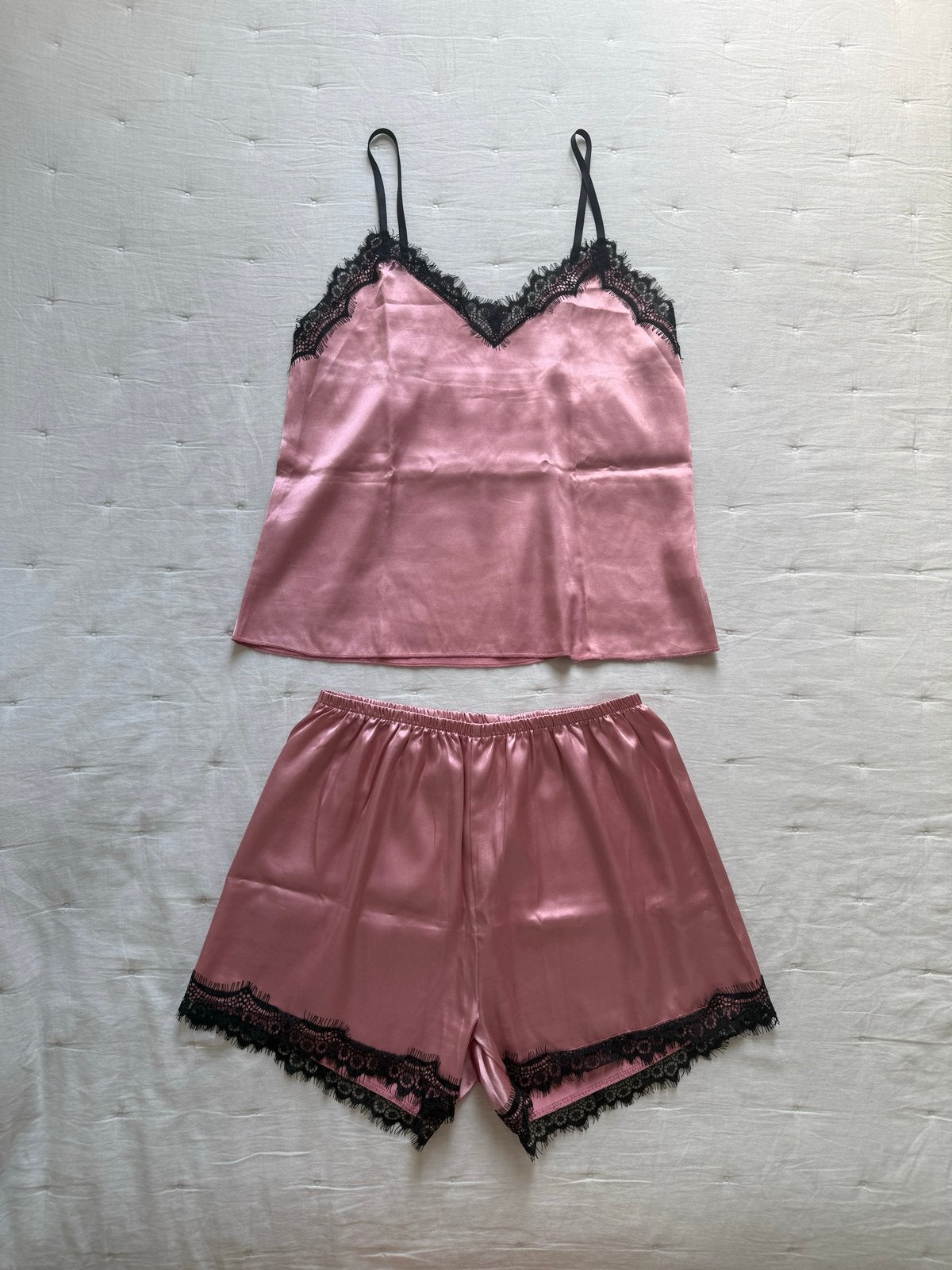 Roze satijnen pyjama set met kant - maat XS, Kleding | Dames, Pyjama's, Ophalen of Verzenden, Zo goed als nieuw, Maat 34 (XS) of kleiner