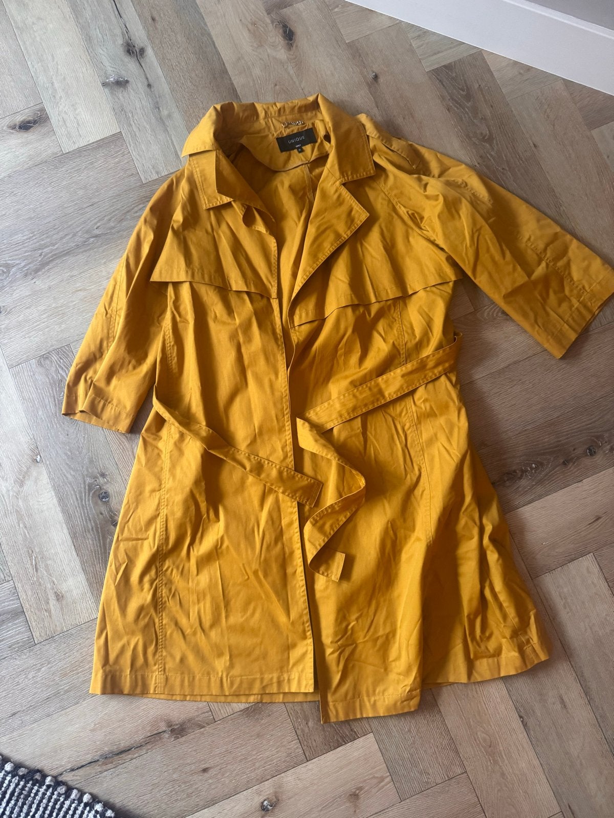 Gele (oker) trenchcoat dames, maat XL - Unique Only, Kleding | Dames, Jassen | Zomer, Ophalen of Verzenden, Gedragen, Maat 46/48 (XL) of groter