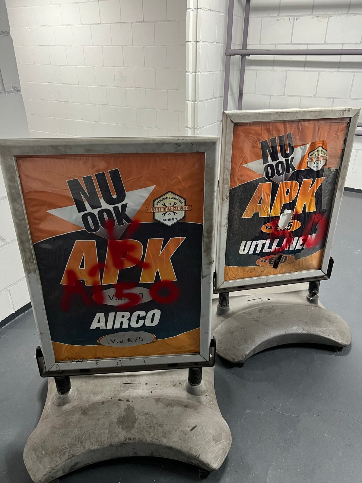 Twee stoepborden met reclame voor APK en Airco service, Ophalen, Gebruikt