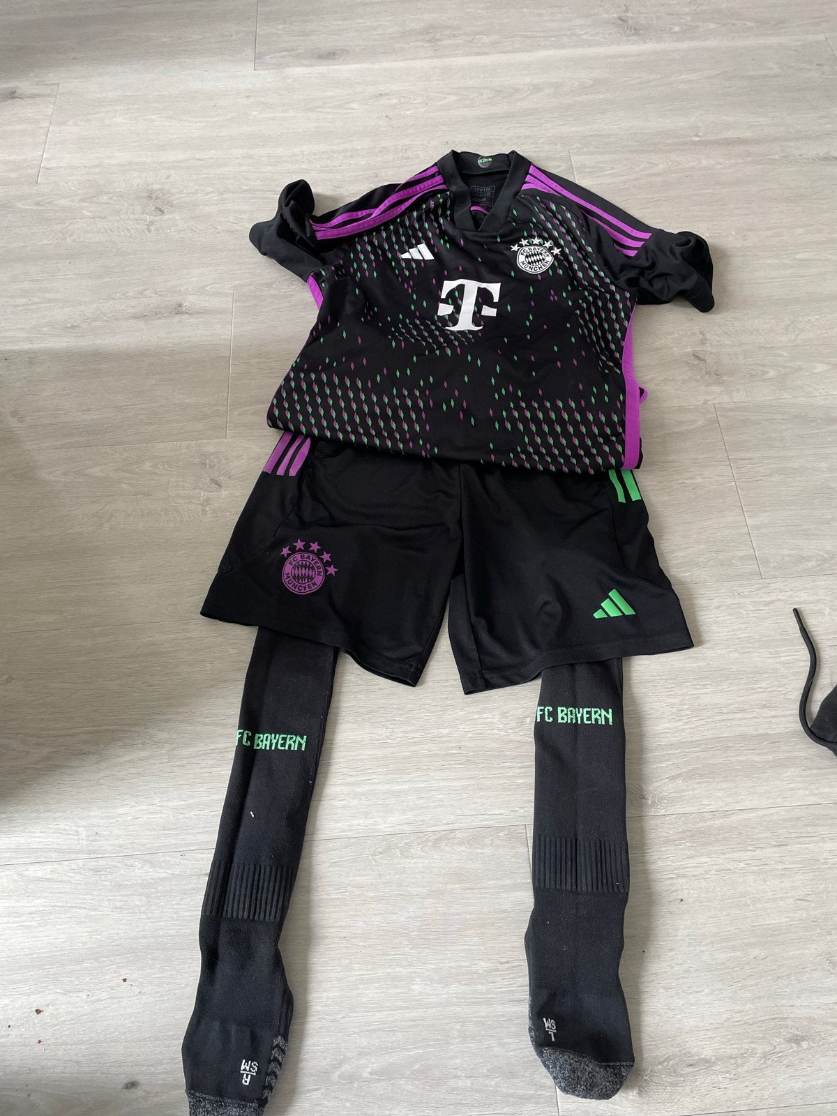 FC Bayern München Voetbaltenue - Zwart/Paars/Groen, Zwart, Overige typen, Ophalen of Verzenden, Maat 34 (XS) of kleiner