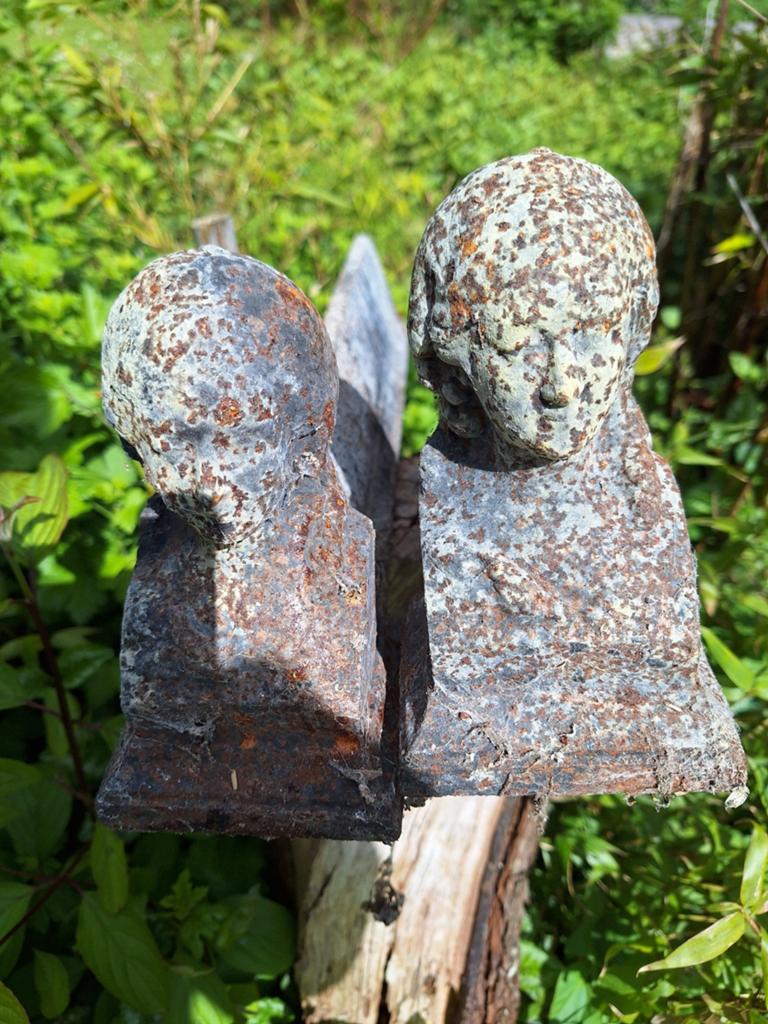 Antieke gietijzeren haardbokken met hoofden, Ophalen of Verzenden