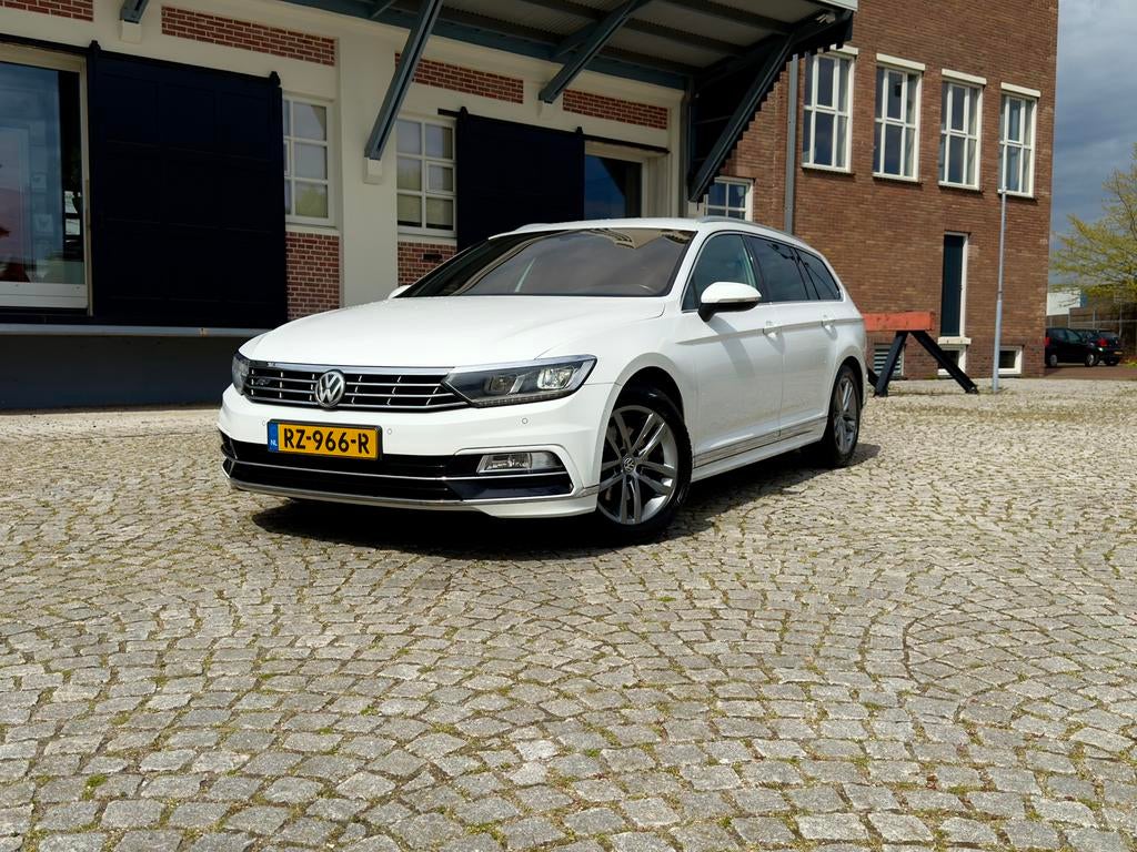 Volkswagen Passat 1.4 TSI Highline Business R-line DSG, Zwart, 4 cilinders, Adaptive Cruise Control, Wit