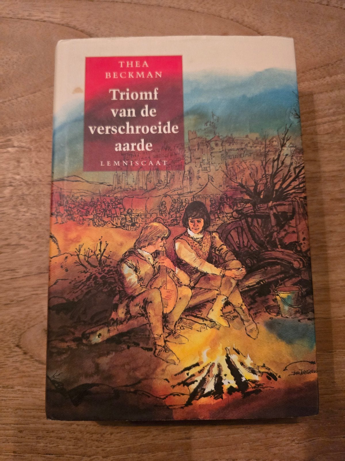 Triumf van de verschroeide aarde - Thea Beckman, Boeken, Ophalen of Verzenden, Gelezen, Thea Beckman