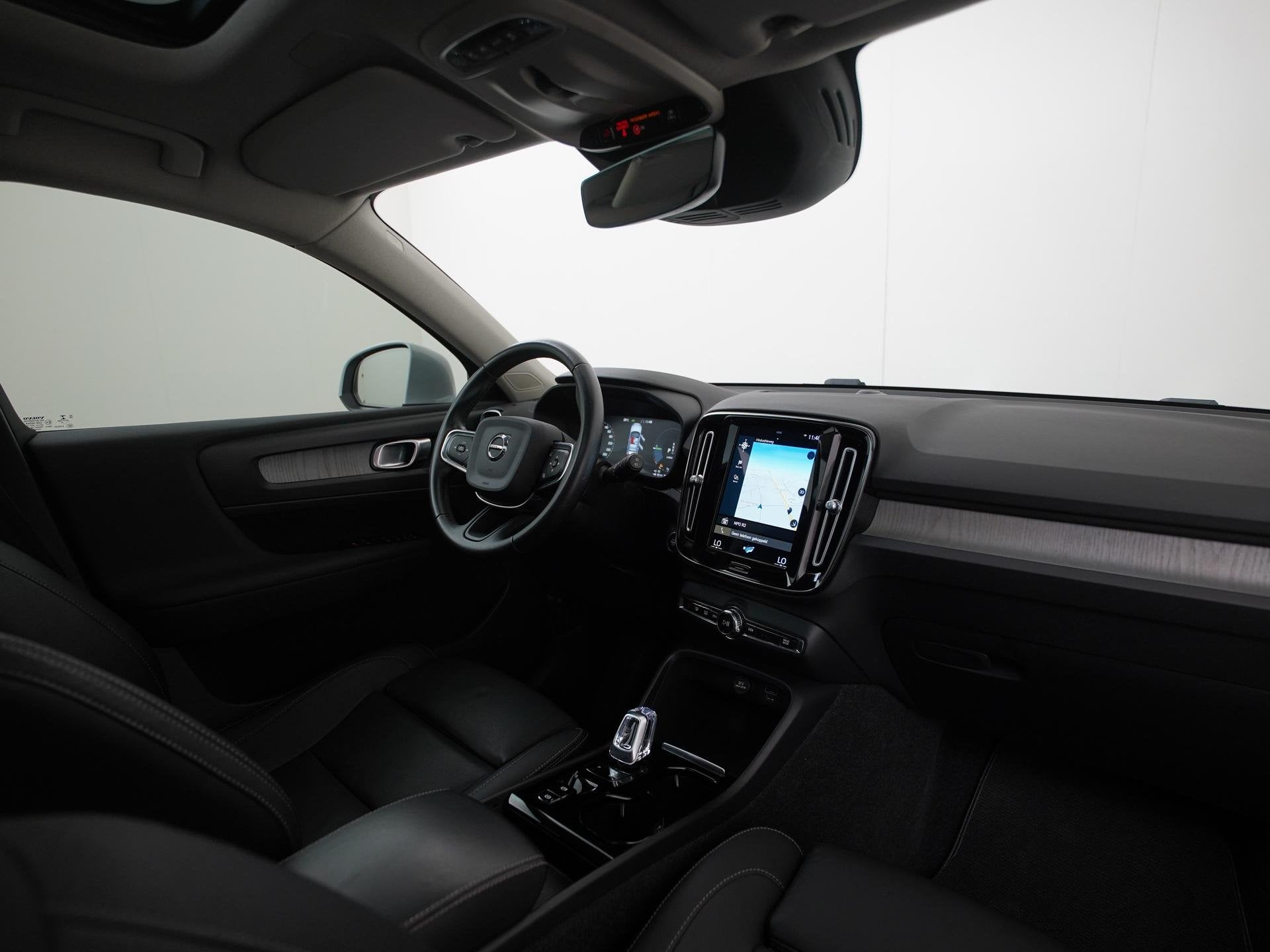 Volvo XC40 1.5 T4 Recharge Inscription | Panoramadak | Leder, Euro 6, 1712 kg, 87 %, Wit