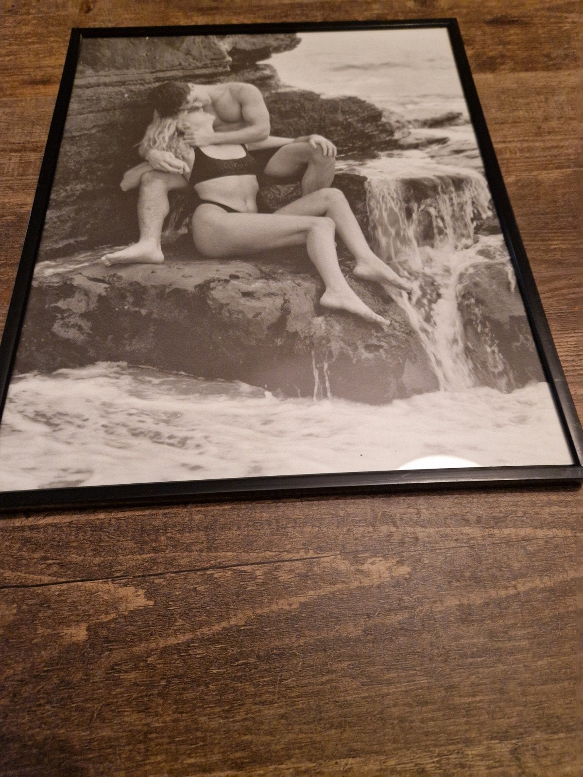 Ingelijste zwart-wit foto van stel aan zee, Ophalen of Verzenden, Zo goed als nieuw, Minder dan 50 cm, Minder dan 50 cm
