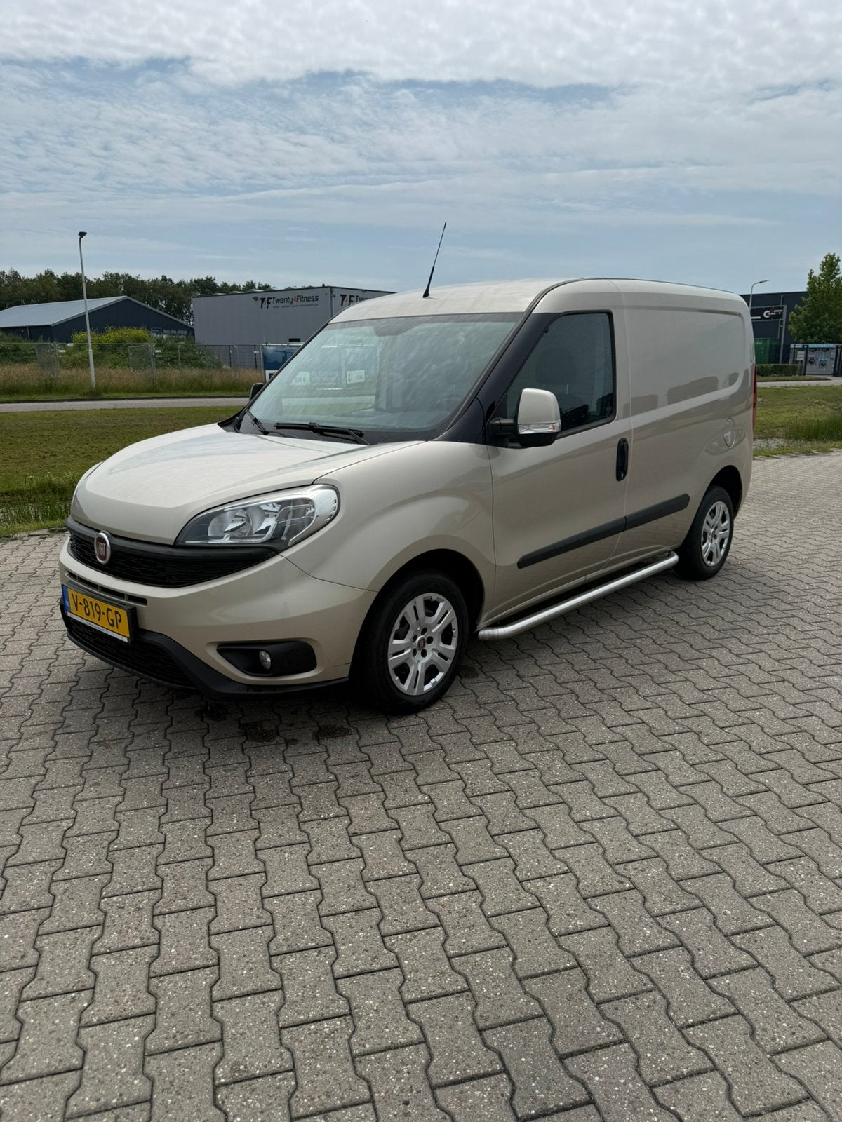 Fiat Doblo 1.2D 70KW 2017 Nieuwe Apk 1e eigenaar, Voorwielaandrijving, Stof, Parkeersensor, Beige