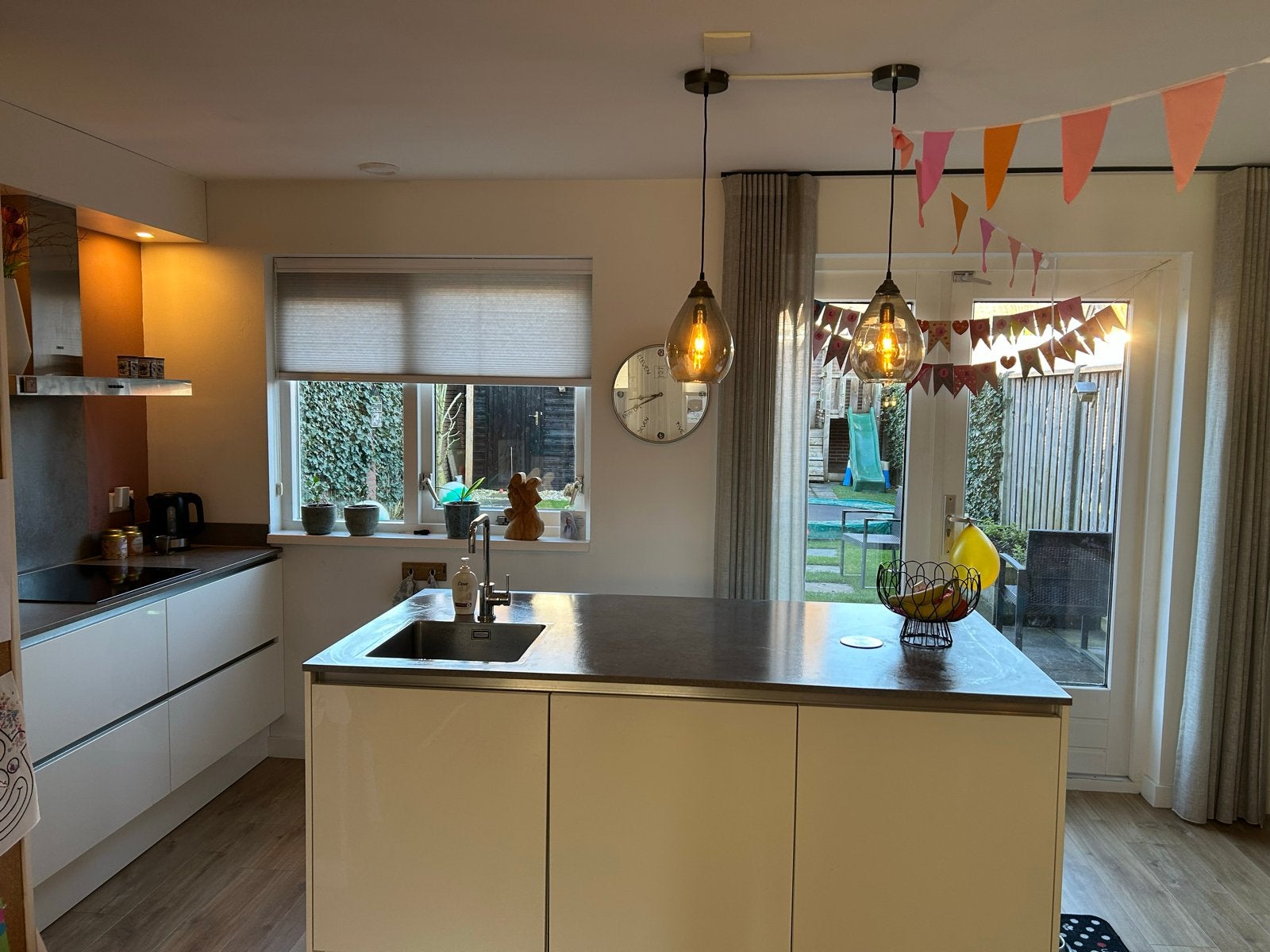 Moderne hoekkeuken met eiland en inbouwapparatuur, Gebruikt, Wit, Hoekkeuken, Ophalen of Verzenden