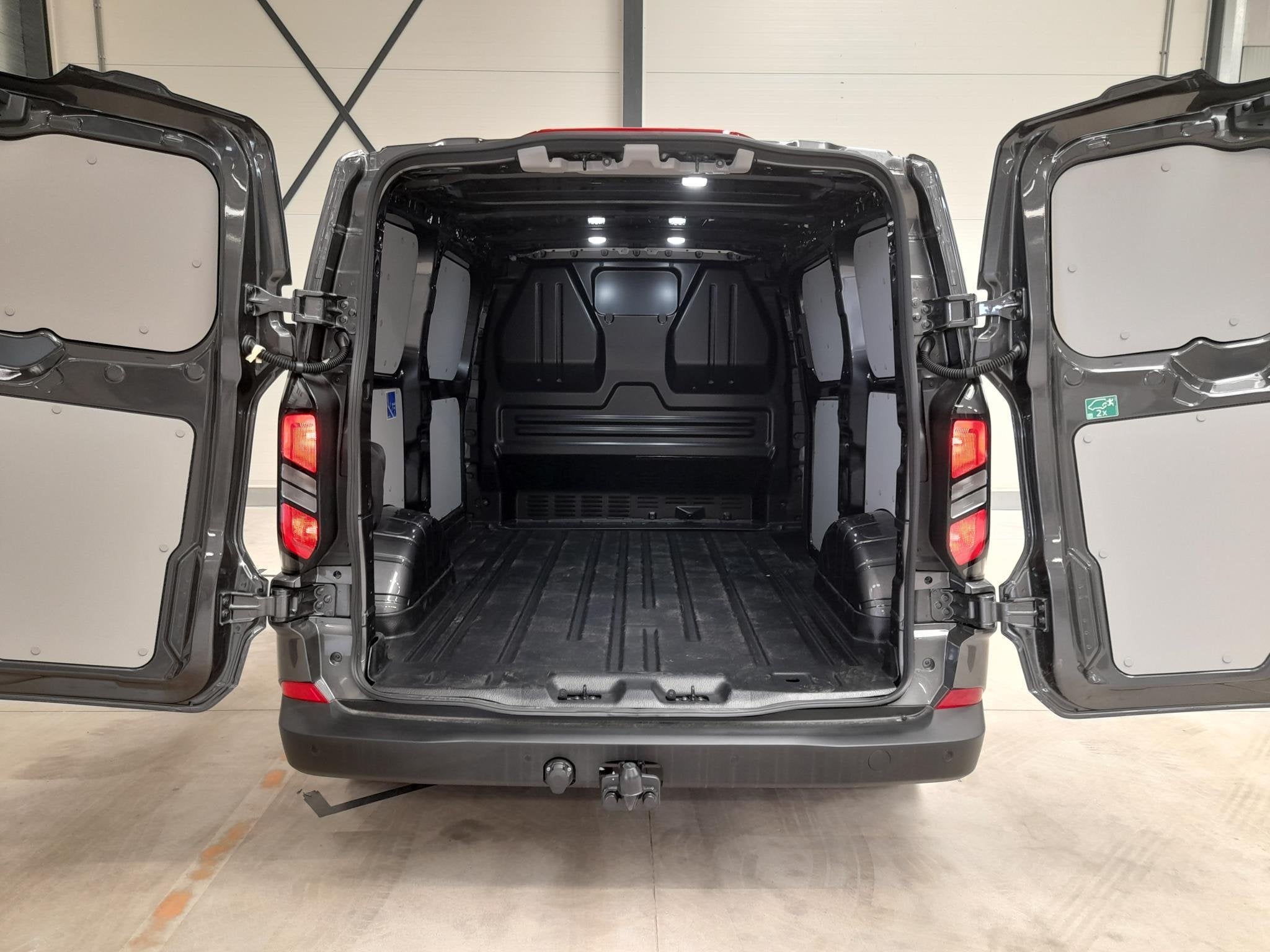 Ford Transit Custom 300 2.0 TDCI L2H1 Trend Nieuw Model Navi, Auto's, Bestelauto's, Voorwielaandrijving, 1849 kg, Stof, Euro 6