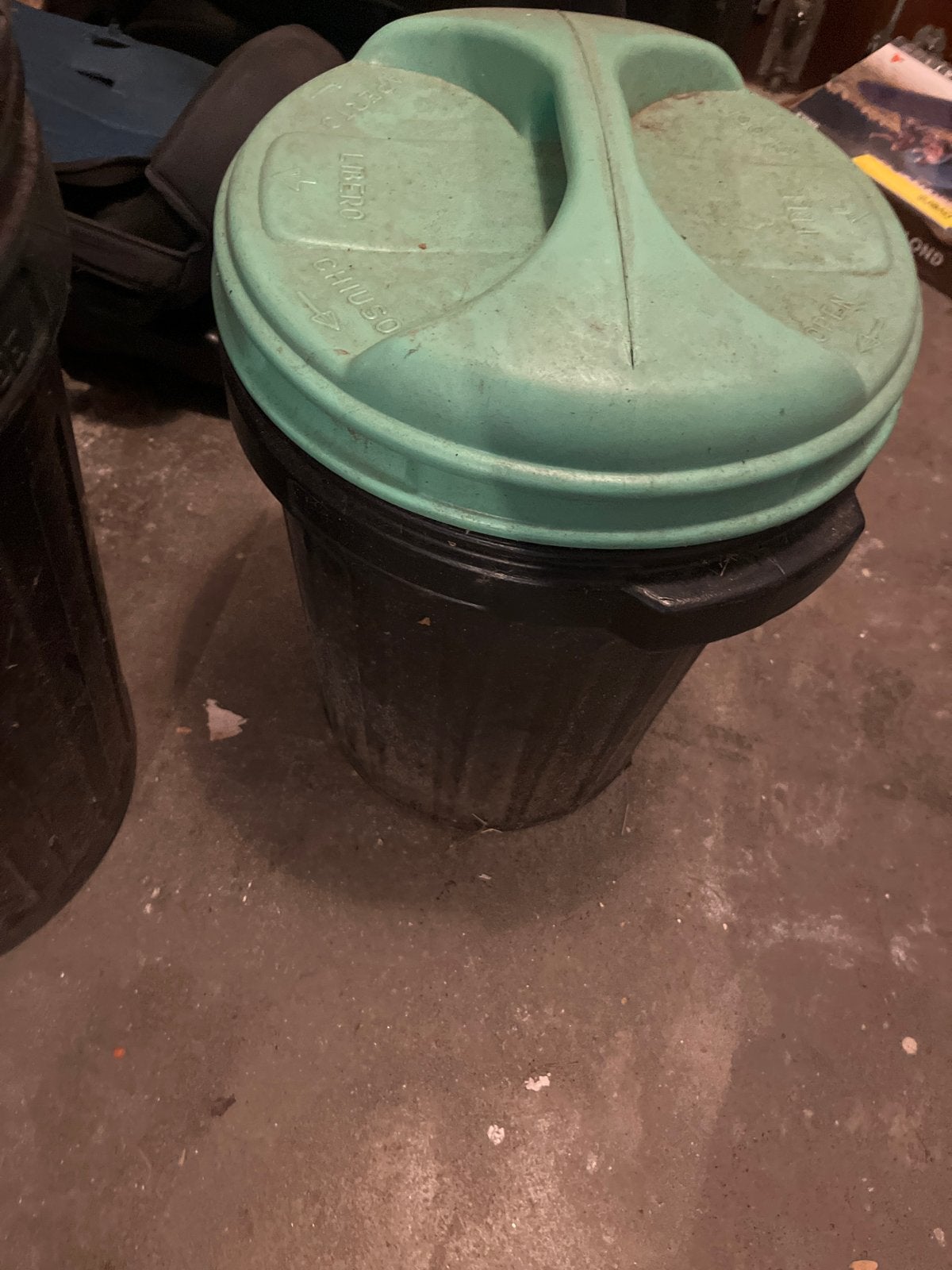 Gebruikte zwarte  voederton met groen deksel, Ophalen, 50 – 75, Kunststof, Gebruikt