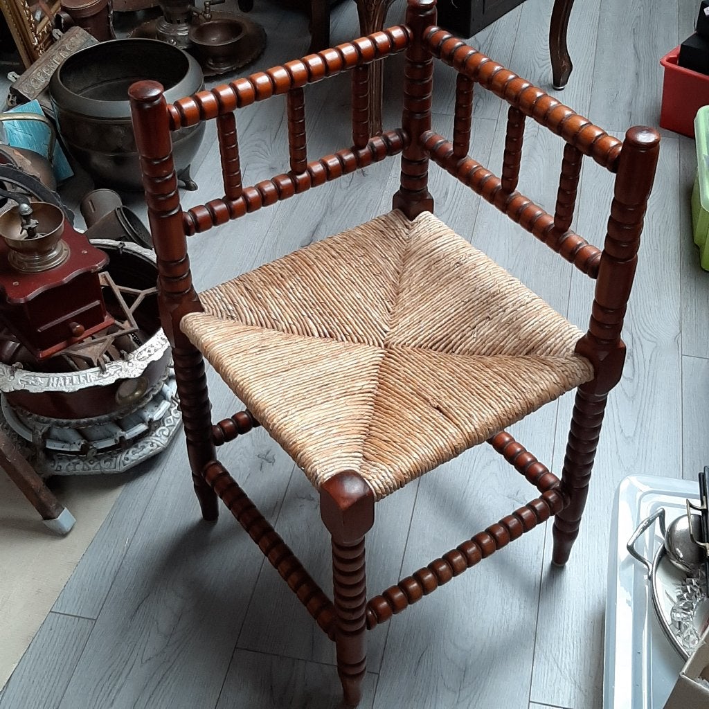 antiek driehoekstoeltje / breistoeltje met biezen zitting, Ophalen, Gebruikt, Bruin, Hout