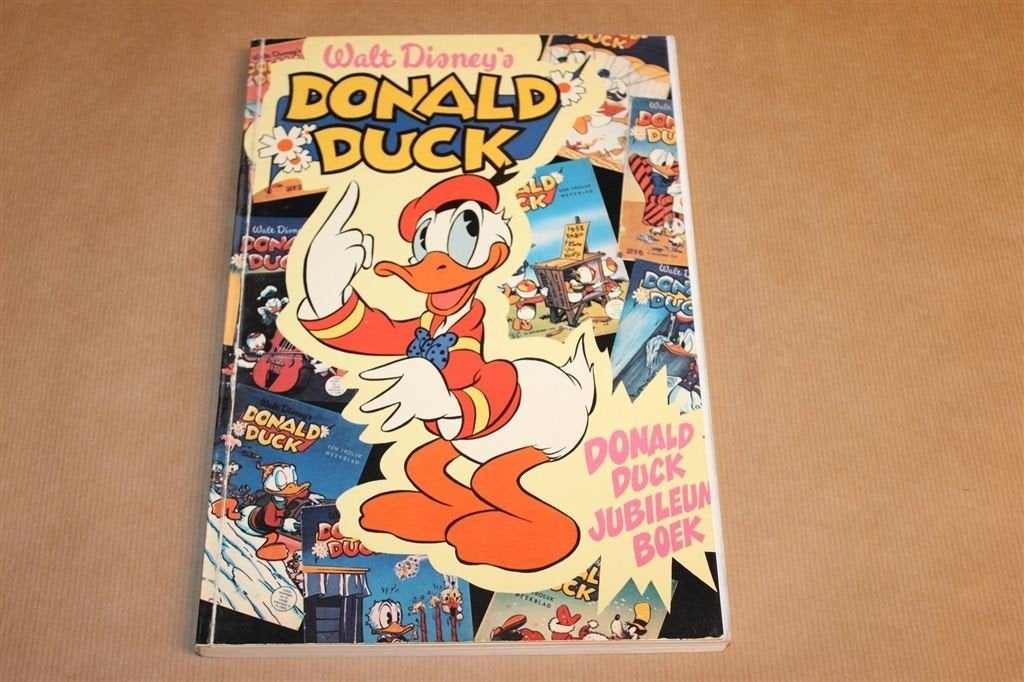 Donald Duck Jubileumboek — Eerste Nummers 1952 Disney, Eén stripboek, Ophalen of Verzenden, Gelezen
