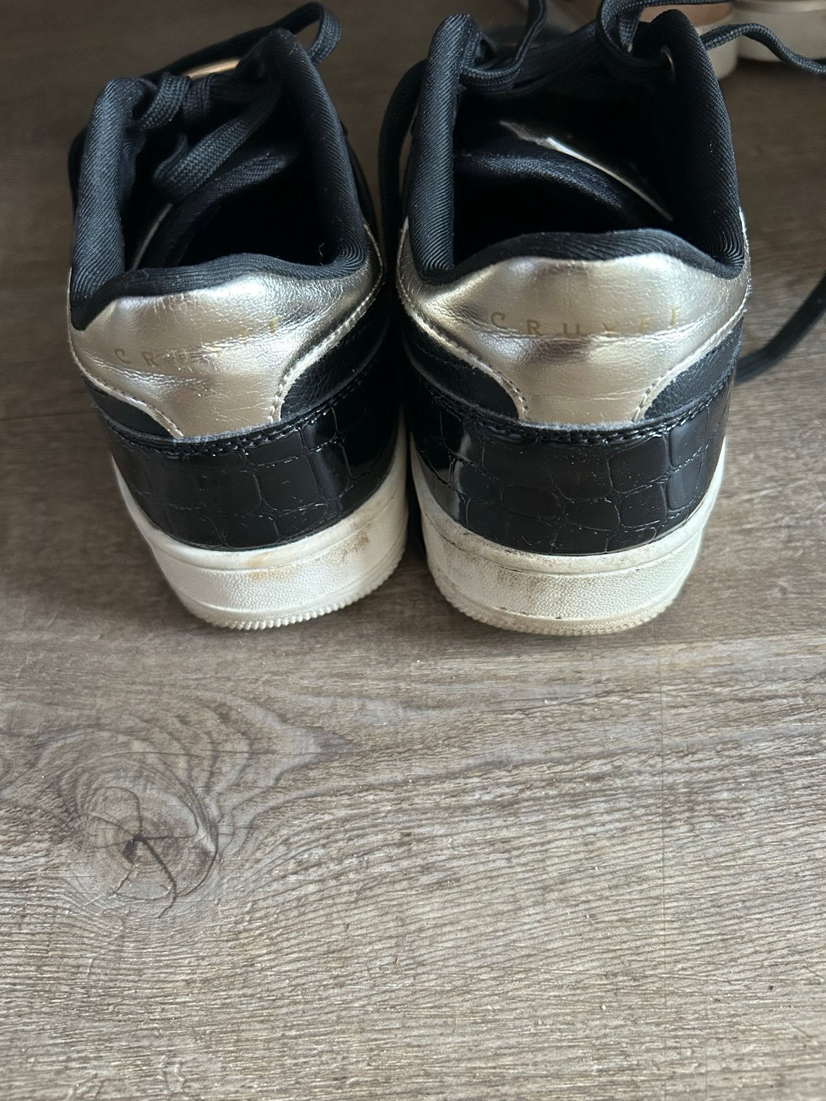 Zwarte  cruijff sneakers met gouden details, Ophalen of Verzenden, Gedragen, Zwart, Sneakers of Gympen