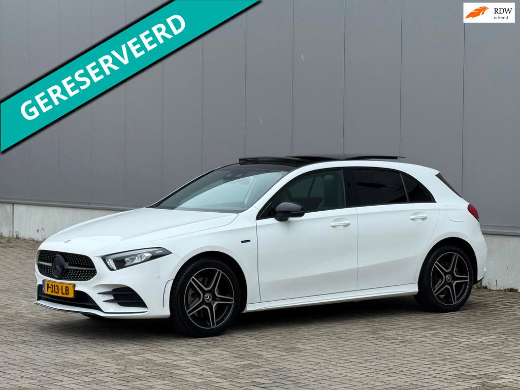 Mercedes-Benz A-klasse 250e AMG PANO NIGHT PAKKET SFEERVERLI, Gebruikt, 4 cilinders, 15 kWh, Wit