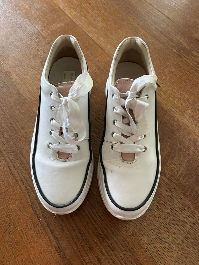 Witte sneakers met roze accenten en lintveters, Kinderen en Baby's, Babykleding | Schoentjes en Sokjes, Ophalen of Verzenden, Zo goed als nieuw