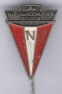 Van Nieuwpoort n.v. Gouda bouwgrondstoffen speldje ( W_395 ), Verzenden, Zo goed als nieuw, Merk, Speldje of Pin