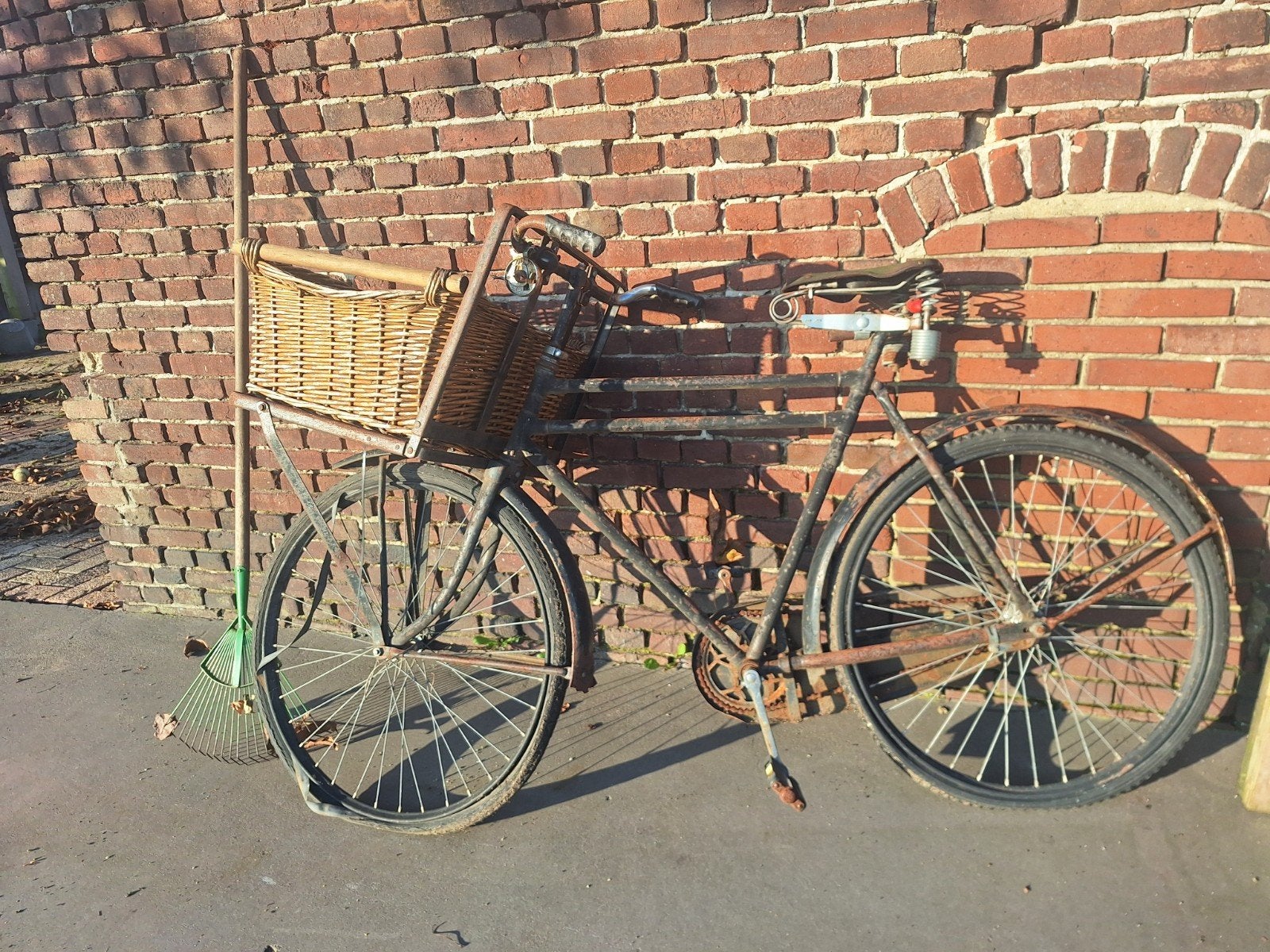 Oude transportfiets met rieten mand - opknapper, Antiek en Kunst, Ophalen
