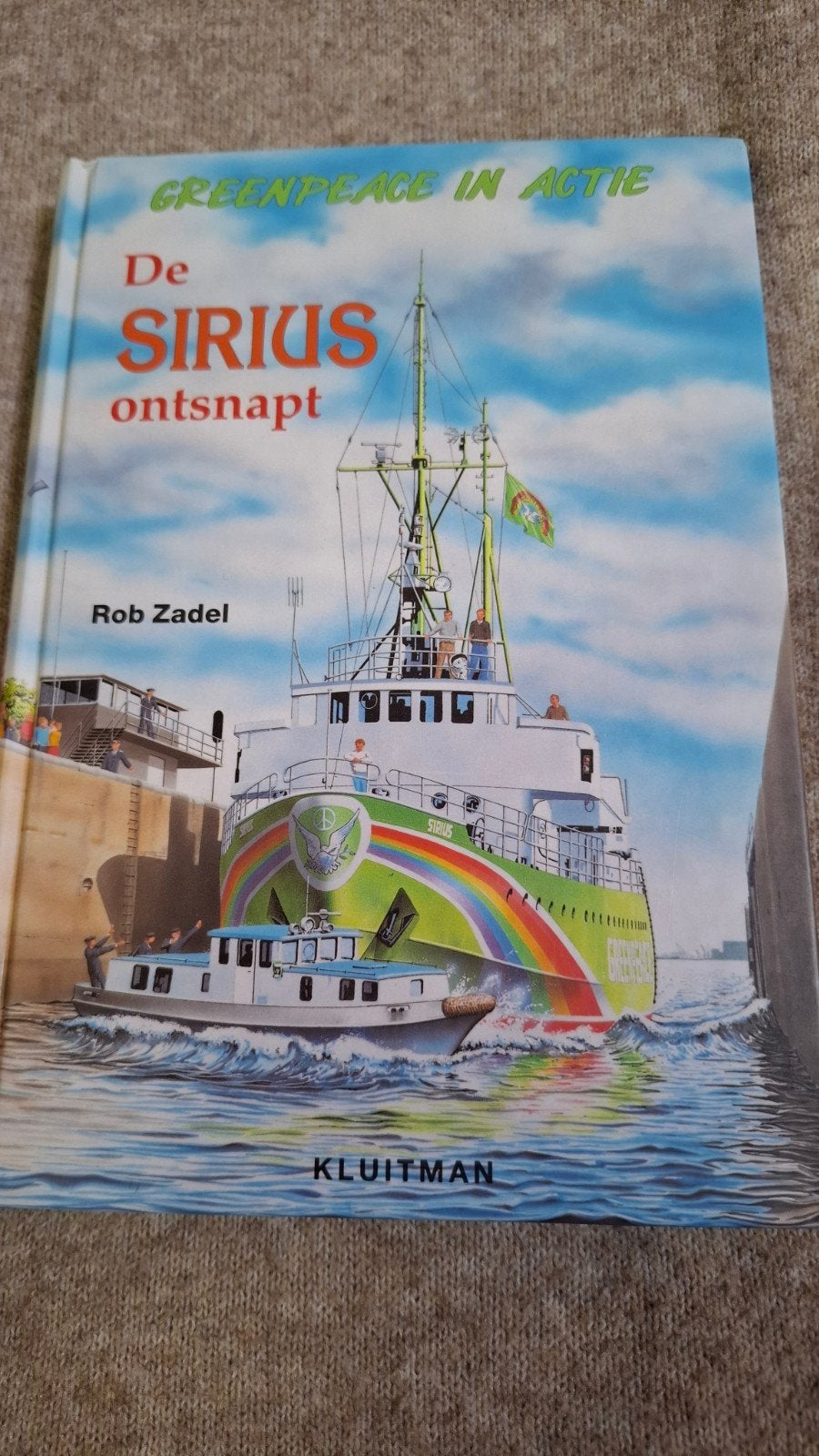 R. Zadel - De Sirius ontsnapt!, Boeken, Ophalen of Verzenden, Zo goed als nieuw, R. Zadel, Fictie algemeen