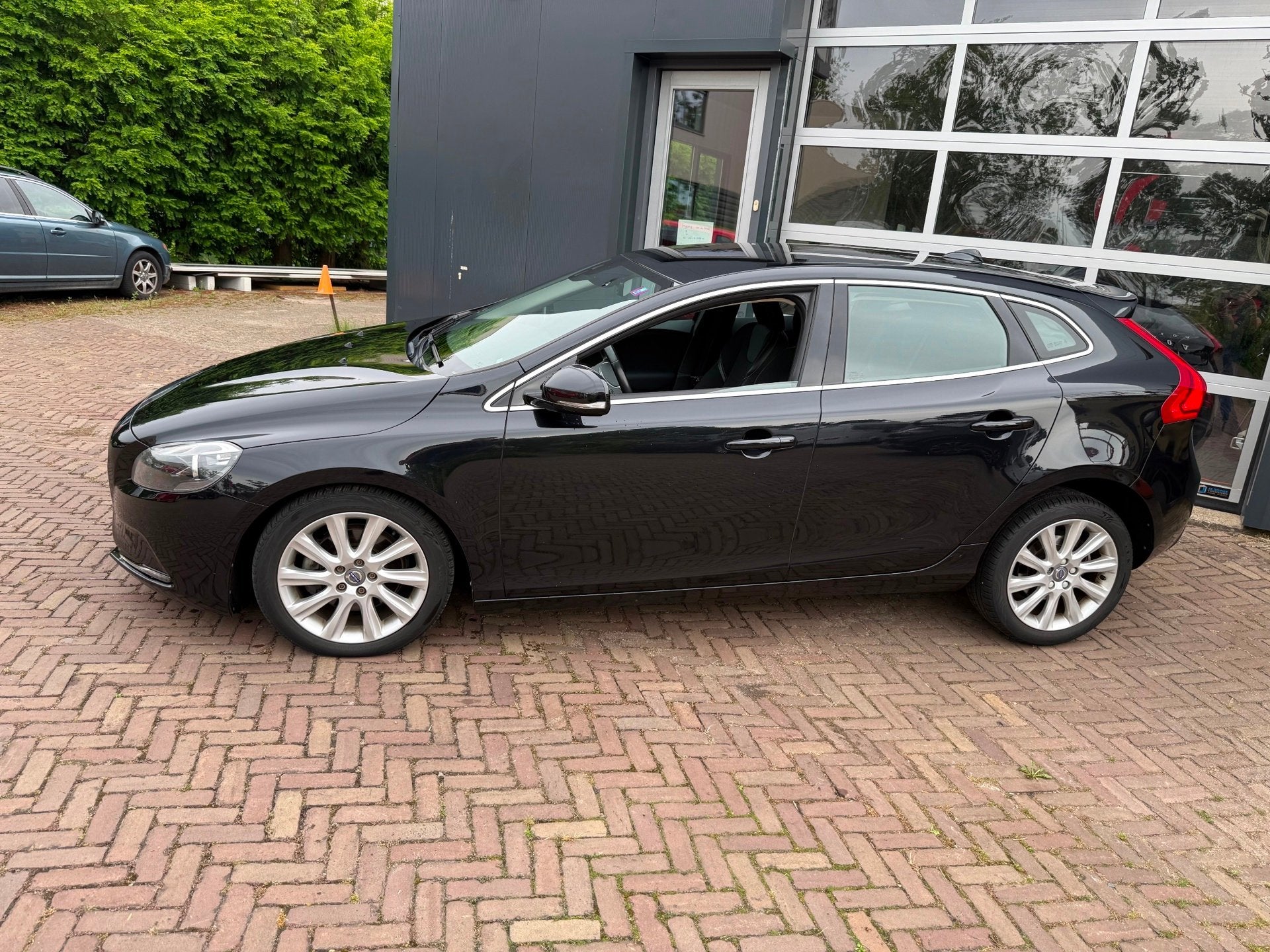 Volvo V40 1.6 T4 Momentum, Auto's, Stof, Zwart, 4 cilinders, 700 kg