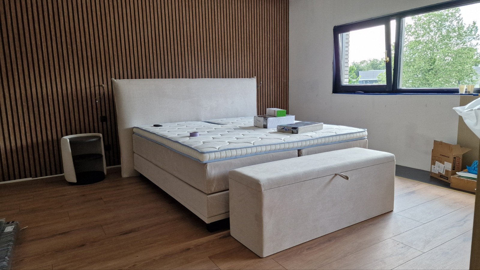 Swisssense Boxspring met bankje en opbergruimte 180x200 met, Huis en Inrichting, Slaapkamer | Bedden, Ophalen, Verstelbaar, Beige