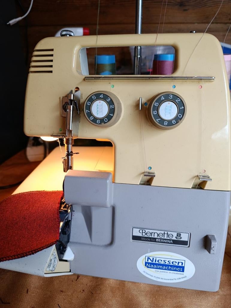 Bernette van Bernina lockmachine, Hobby en Vrije tijd, Naaimachines en Toebehoren, Ophalen of Verzenden, Lockmachine, Bernina