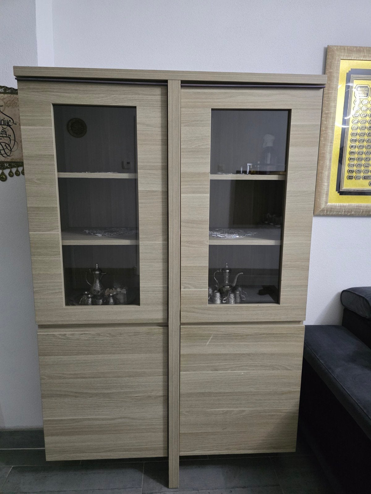 Moderne vitrinekast met glazen deuren, Ophalen of Verzenden