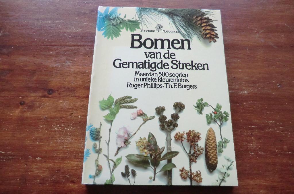 boek - Bomen van de gematigde streken - Roger Phillips, Ophalen of Verzenden, Gelezen, Bloemen, Planten en Bomen