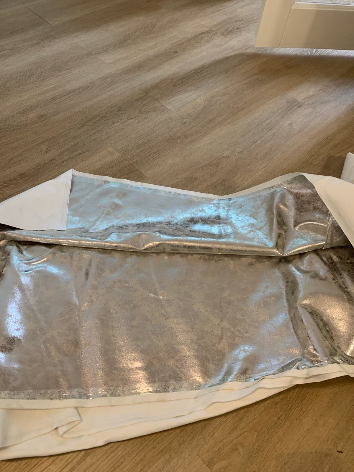 Zilverkleurige stof, metallic kunstleer met vilt‑backing., Hobby en Vrije tijd, Overige materialen, 200 cm of meer, Ophalen of Verzenden