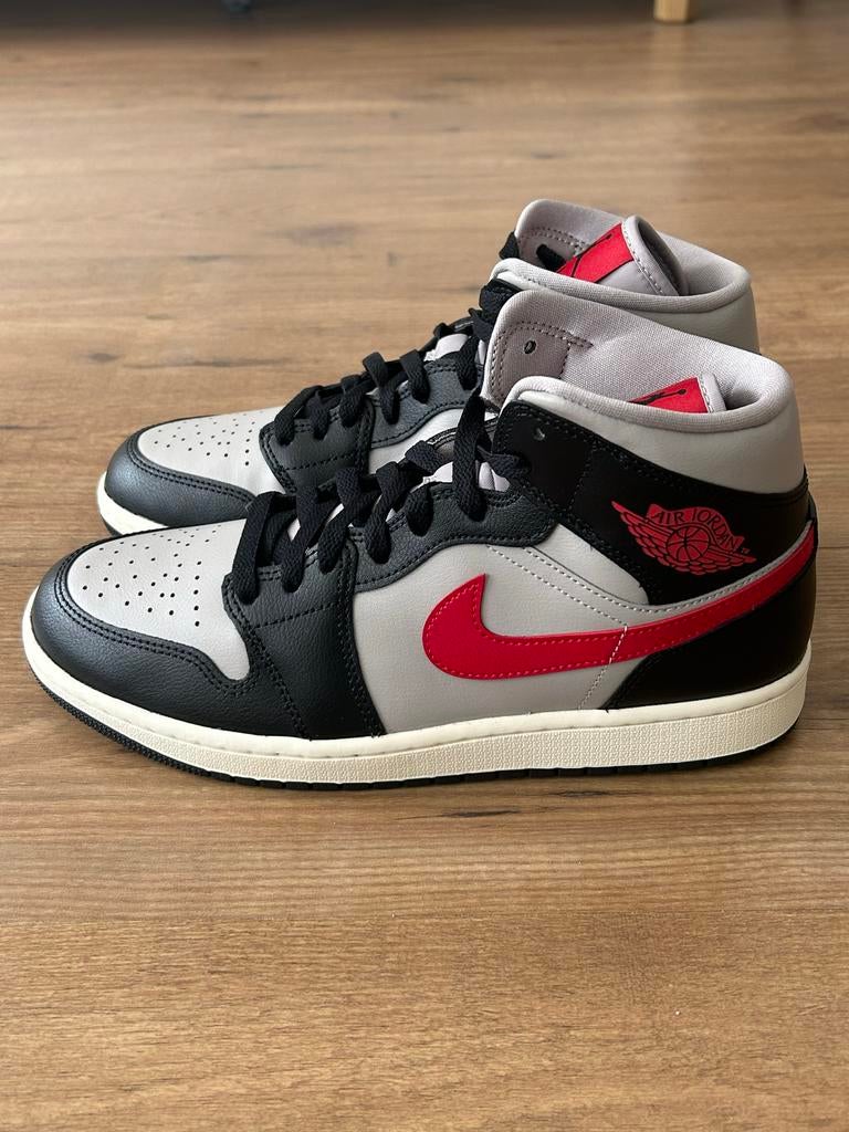 Nike Air Jordan 1 Mid Light Smoke Grey Red, Kleding | Heren, Schoenen, Overige kleuren, Nieuw, Ophalen of Verzenden, Sneakers of Gympen