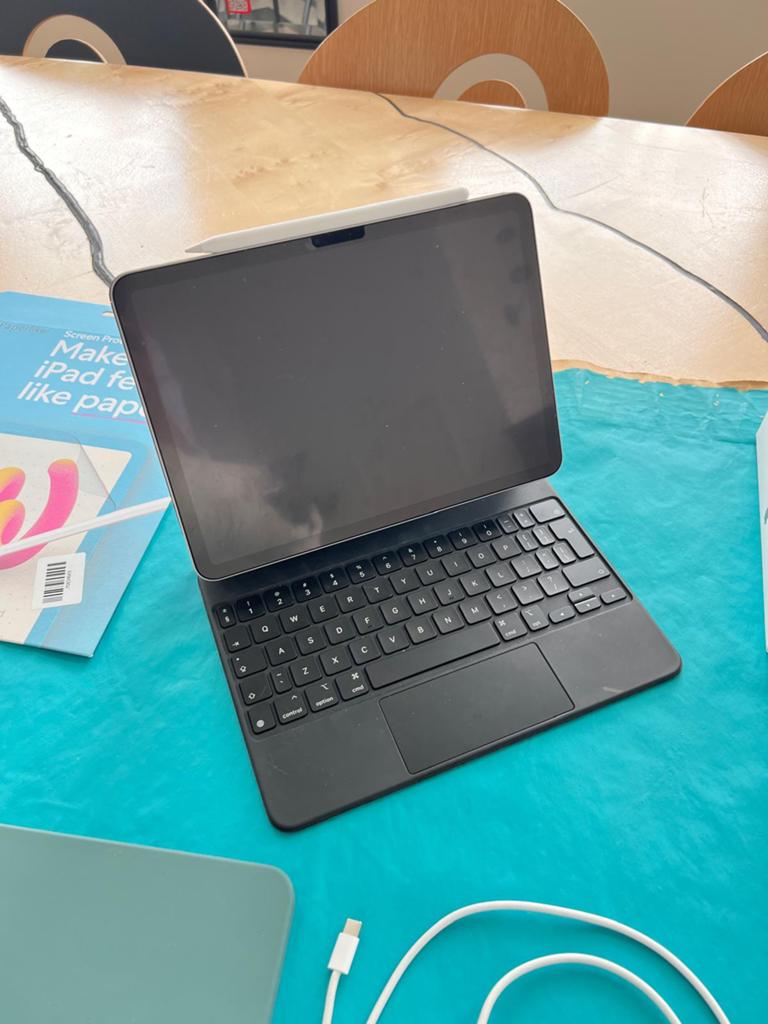 iPad Air M2 256GB + Magic Keyboard + Pencil Pro + Extras, Ophalen of Verzenden, Zo goed als nieuw, 11 inch