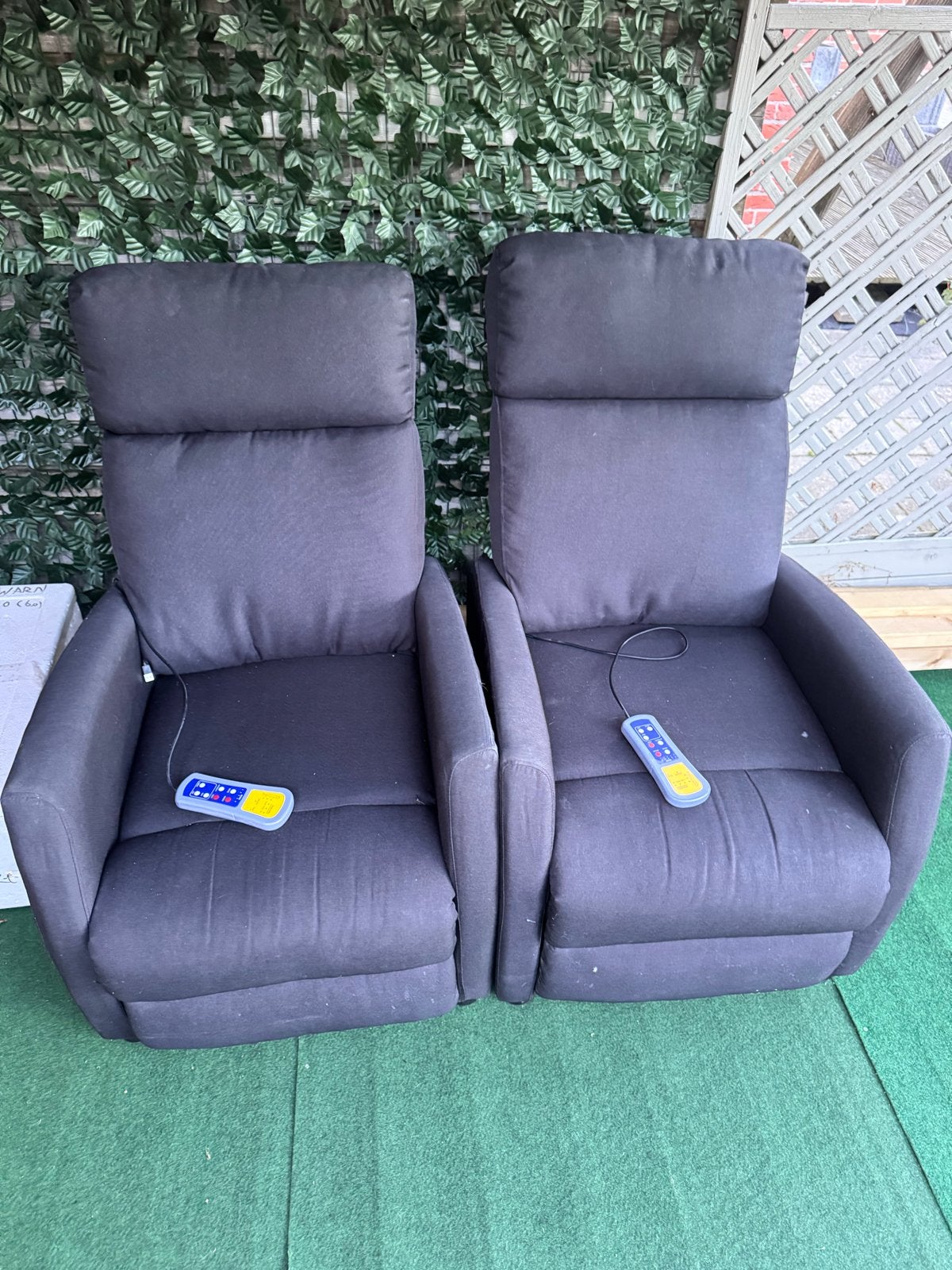 Twee comfortabele zwarte relaxfauteuils met massagefunctie, Gebruikt, Twee, Zwart, Ophalen of Verzenden