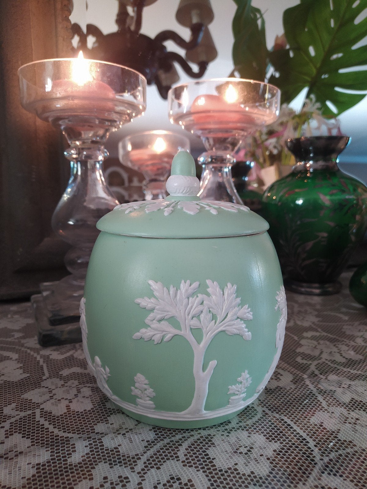 Vintage Wedgwood Jasperware Potje - Lichtgroen met Reliëf, Antiek en Kunst, Ophalen of Verzenden