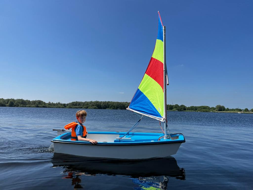 Complete Optimist zeilboot met strandtrailer, Ophalen, Zo goed als nieuw, Overige typen, Minder dan 15 m²