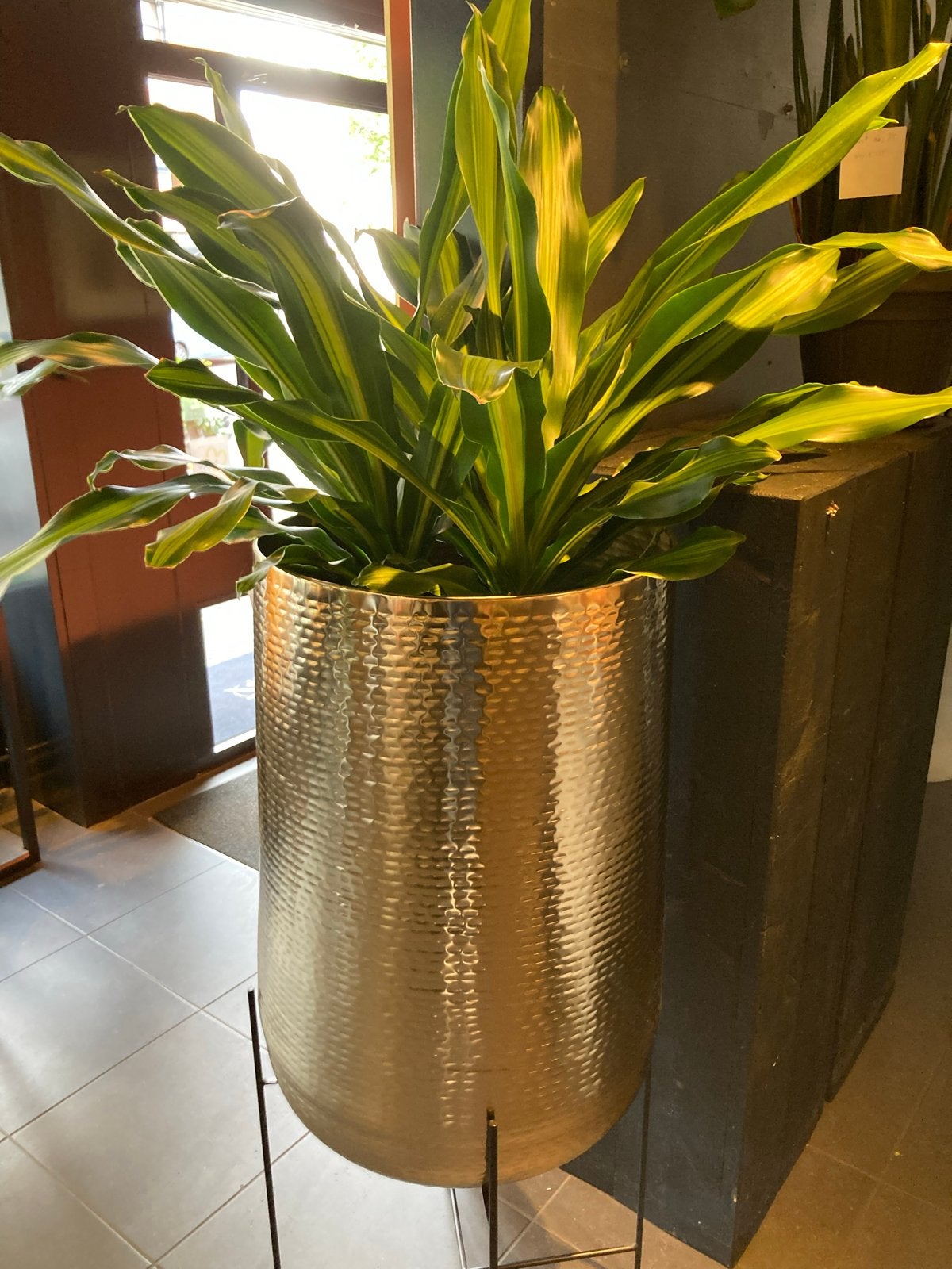 Gouden gehamerde plantenbak met standaard, nieuw, Ophalen of Verzenden, Nieuw, Goud, Metaal