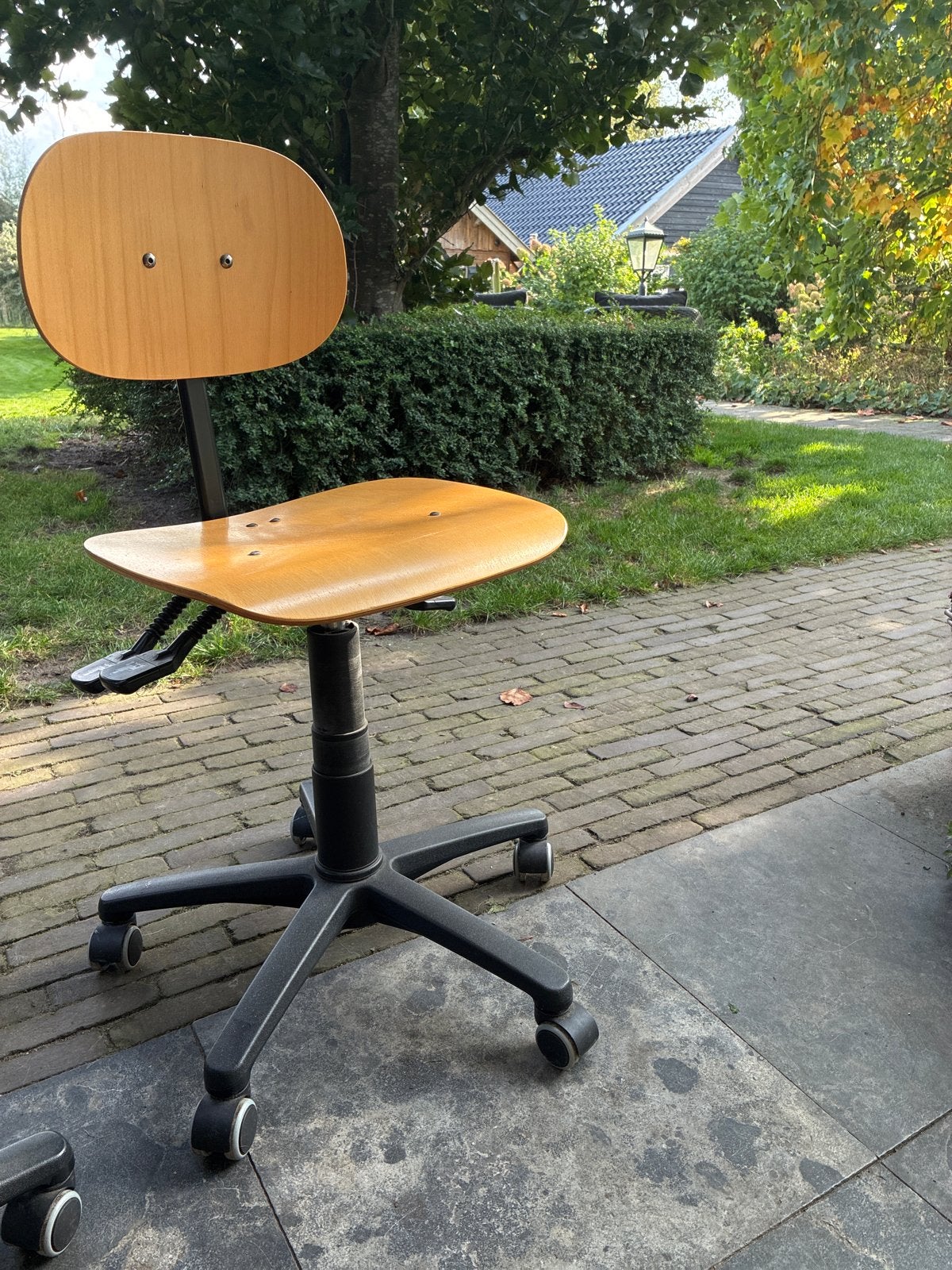 houten bureaustoel met wieltjes 2 stuks aanwezig, Ophalen, Gebruikt, Bruin, Bureaustoel