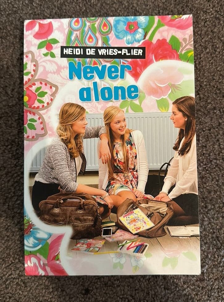 Never alone Heidi de vries-Flier, Boeken, Ophalen of Verzenden, Gelezen